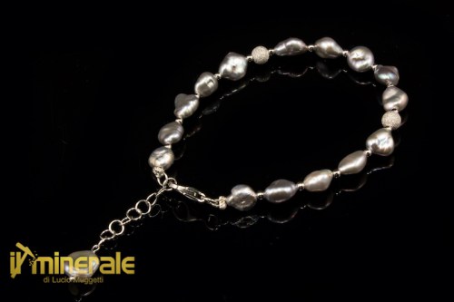 BR002aNs900-1_gioielli_argento_pietre_dure_bracciali_perle_coltivate_grigie.logo