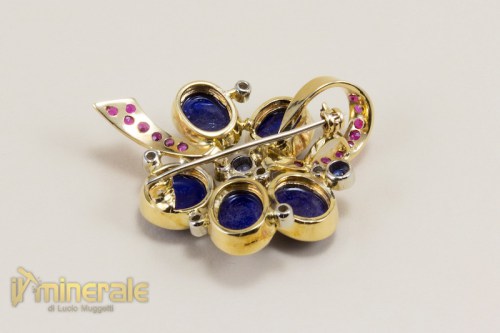 C11-94Mal57585-3_gioielli_oro_pietre_dure_pietre_preziose_ciondoli_spille_lapislazzuli_rubini_zaffiri_brillanti_gold_jewels_hard_stones_pendants.logo