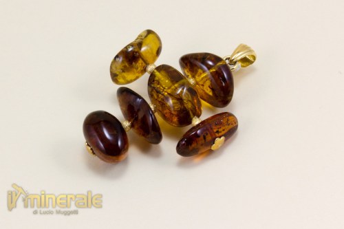 C4-04Ns4405-2_gioielli_oro_pietre_dure_ciondoli_ambra_naturale_gold_jewels_hard_stones_pendants.logo