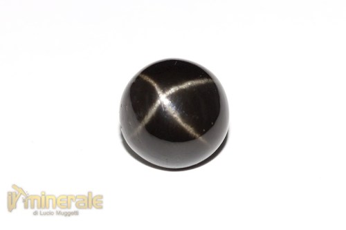 GE143-2_gemme_pietre_tagliate_semipreziose_preziose_dure_cabochon_enstatite_black_star-640