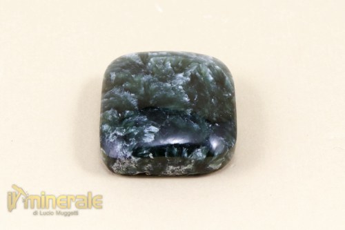 MN1588-2_minerali_collezione_cristalloterapia_pietre_tagliate_serafinite_clinocloro_russia.logo