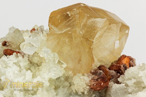 MN2070-4_minerali_collezione_calcite_apofillite_stilbite_calcedonio_quarzo_india.logo