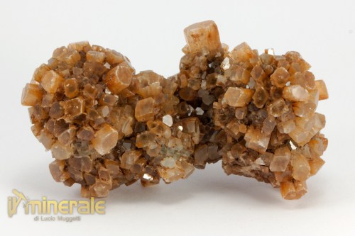 MN2367-2_minerali_collezione_cristalloterapia_carbonati_aragonite_pseudoesagonale.logo