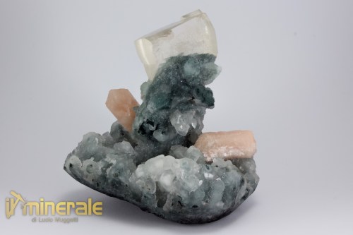 MN2523-4_minerali_collezione_calcite_heulandite_stilbite_apofillite_india