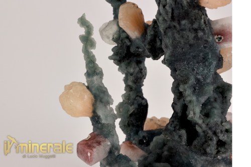 MN2525-5_minerali_collezione_calcedonio_stellerite_calcite_india