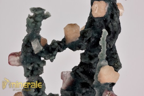 MN2525-6_minerali_collezione_calcedonio_stellerite_calcite_india