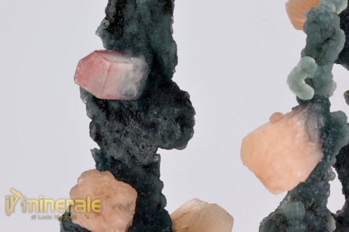 MN2526-5_minerali_collezione_calcedonio_stellerite_calcite_india