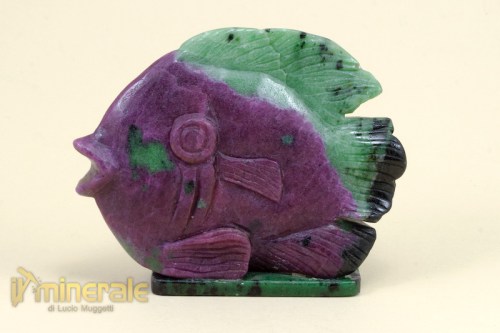 OG171-2_oggetti_lavorati_arredamento_collezione_incisioni_pesce_rubino_zoisite.logo