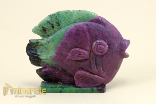 OG171-3_oggetti_lavorati_arredamento_collezione_incisioni_pesce_rubino_zoisite.logo