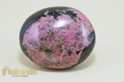 OG289-2_minerali_cristalloterapia_arredamento_collezione_ciotolo_rodonite.logo