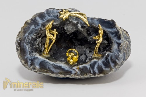 OG581-2_minerali_collezione_oggetti_lavorati_geode_agatas_quarzo_presepe.logo