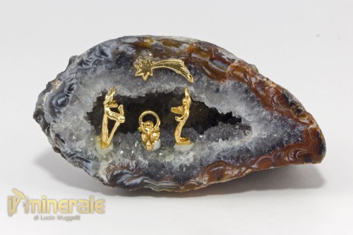 OG629-2_minerali_collezione_oggetti_lavorati_geode_agatas_quarzo_presepe.logo