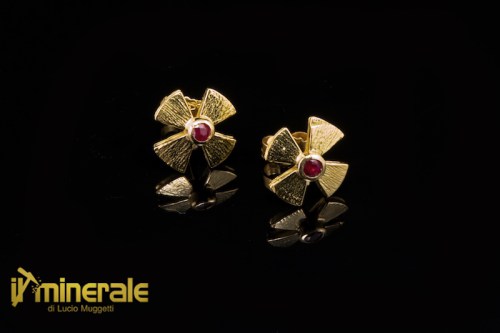 OR1-18Ns13180-1_Gioielli_oro_orecchini_pietre_preziose_rubini_gold_jewels_earrings.logo