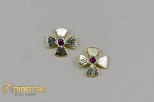 OR1-18Ns13180-2_Gioielli_oro_orecchini_pietre_preziose_rubini_gold_jewels_earrings.logo