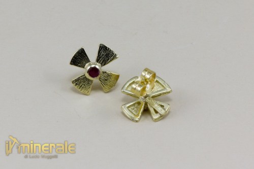 OR1-18Ns13180-3_Gioielli_oro_orecchini_pietre_preziose_rubini_gold_jewels_earrings.logo