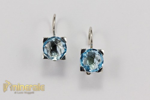 OR10-21Hub2350-2_gioielli_argento_rodio_orecchini_monachella_pietre_dure_topazio_azzurro_briolette.logo