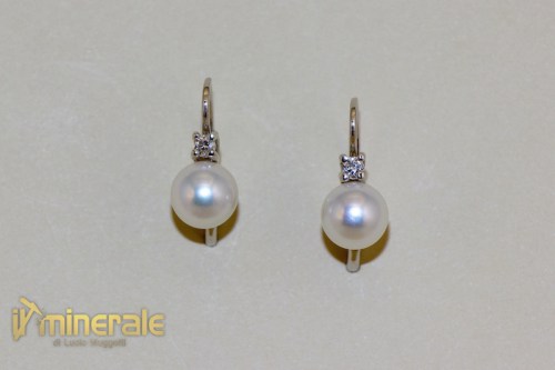 OR11-09Oxy25000-2_Gioielli_oro_orecchini_perle_coltivate_brillanti_gold_jewels_earrings.logo