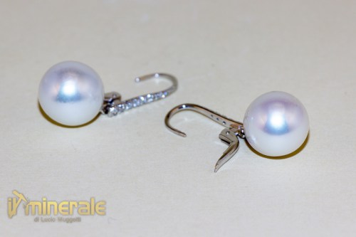 OR11-09Oxy37000-3_Gioielli_oro_orecchini_perle_coltivate_brillanti_gold_jewels_earrings.logo