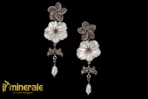 OR2-25imp20000-1_gioielli_argento_orecchini_pendenti_pietre_dure_marcassiti_madreperla_rubini_perle_coltivate