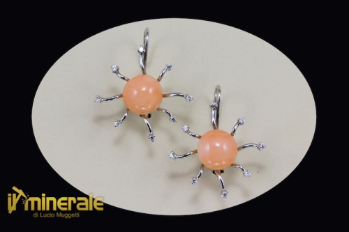 OR505MAor31350-1_Gioielli_oro_orecchini_pietre_preziose_dure_corallo_brillanti_gold_jewels_earrings.logo