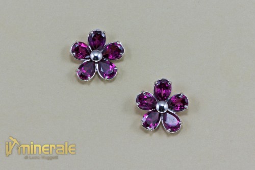 OR547FAor26600-2_Gioielli_oro_orecchini_pietre_semipreziose_dure_granato_rodolite_gold_jewels_earrings.logo