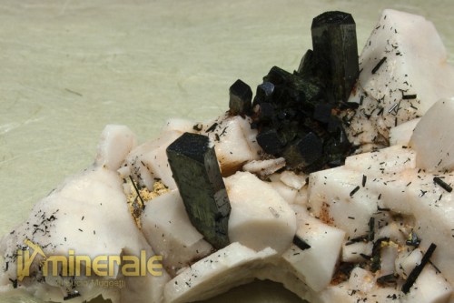 mn299-1_minerali_collezione_egirina_ortoclasio-malawi